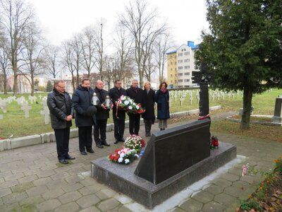 Delegacja IPN złożyła kwiaty pod Krzyżem Katyńskim na Cmentarzu Garnizonowym w Grodnie