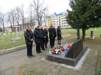Delegacja IPN złożyła kwiaty pod Krzyżem Katyńskim na Cmentarzu Garnizonowym w Grodnie
