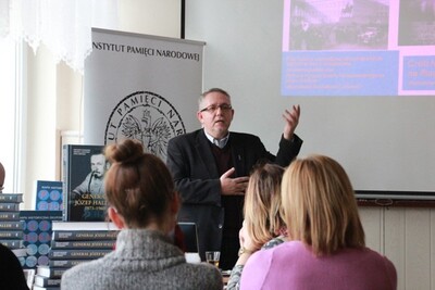 W Bielsku Podlaskim dr Jarosław Schabieński z CEN w Suwałkach wygłosił wykład o symbolice niepodległościowej