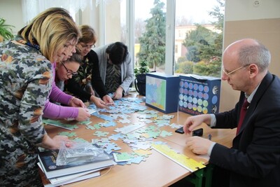 Uczestnicy warsztatów w Bielsku układają puzzle pt. IV rozbiór Polski. Na pierwszym planie dr Tadeusz Mosiek z Podlaskiego Kuratorium Oświaty