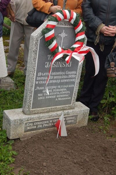 Symboliczny grób Tadeusza Jasińskiego na cmentarzu w Grodnie